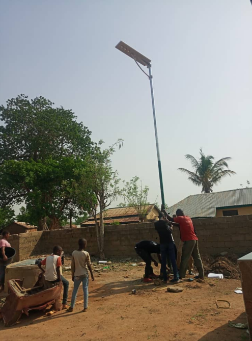 नाइजीरिया जमीन में एक एल्यूमीनियम सौर स्ट्रीट लाइट प्रोजेक्ट में सभी