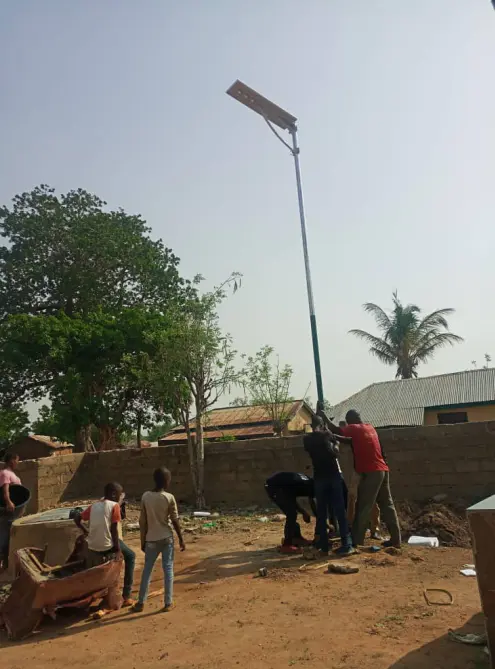 Nigeria semua dalam satu proyek lampu jalan surya aluminium di tanah